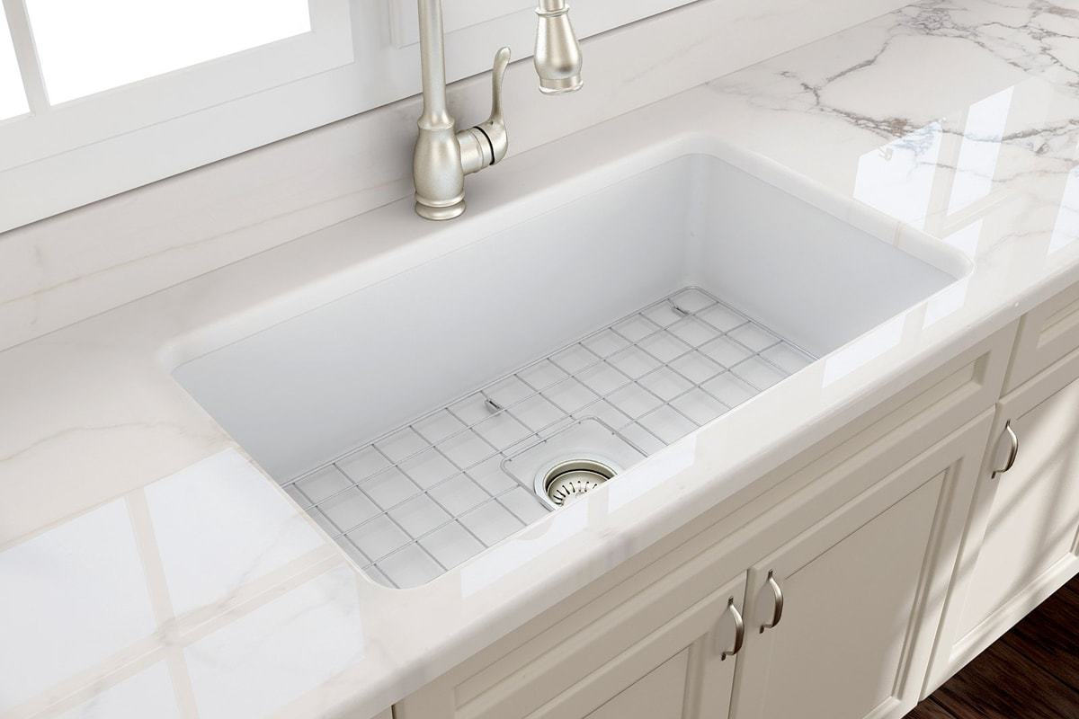 white undermount farmhouse kitchen sink